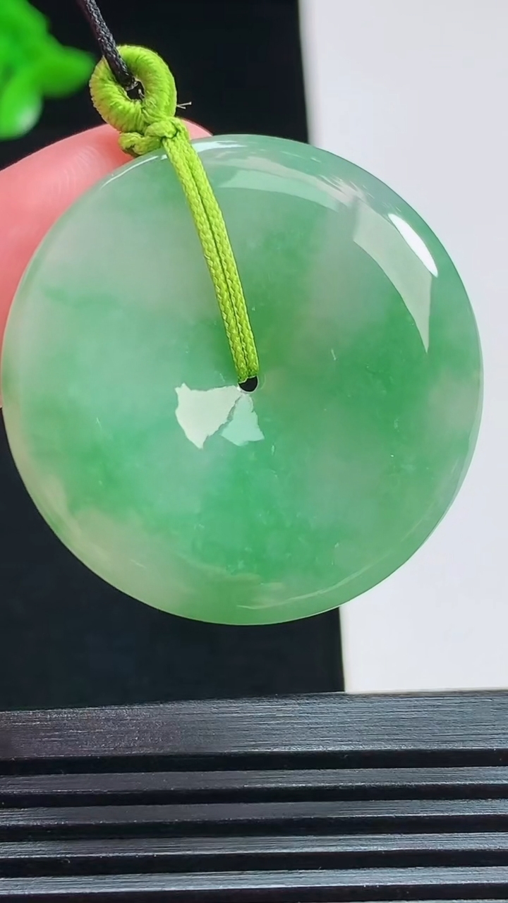 天然A货翡翠平安扣吊坠，尺寸33-5 重量:11.80g
8月3日