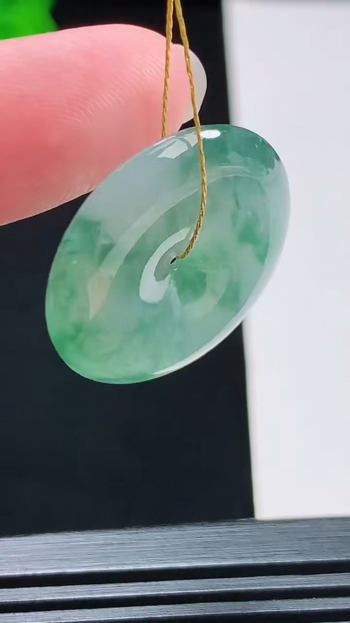 天然A货翡翠平安扣吊坠，尺寸25-5 重量:6.54g
8月3日