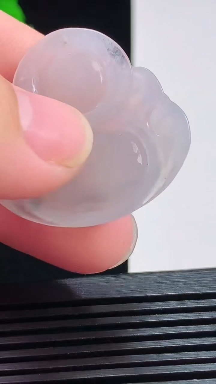 天然A货翡翠飘花佛公吊坠，尺寸31.5-34-5.5 重量:8.26g
8月3日