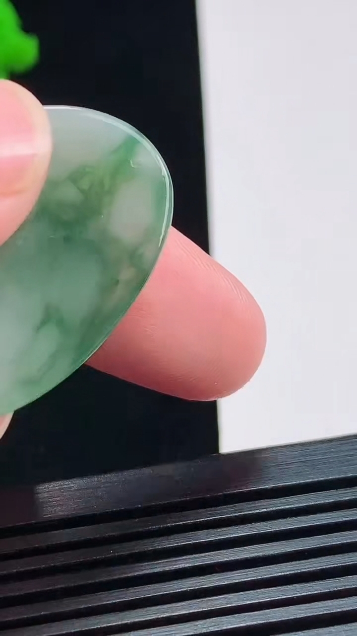 天然A货翡翠飘花生肖马牌吊坠，尺寸34-27-4 重量:7.36g
8月3日