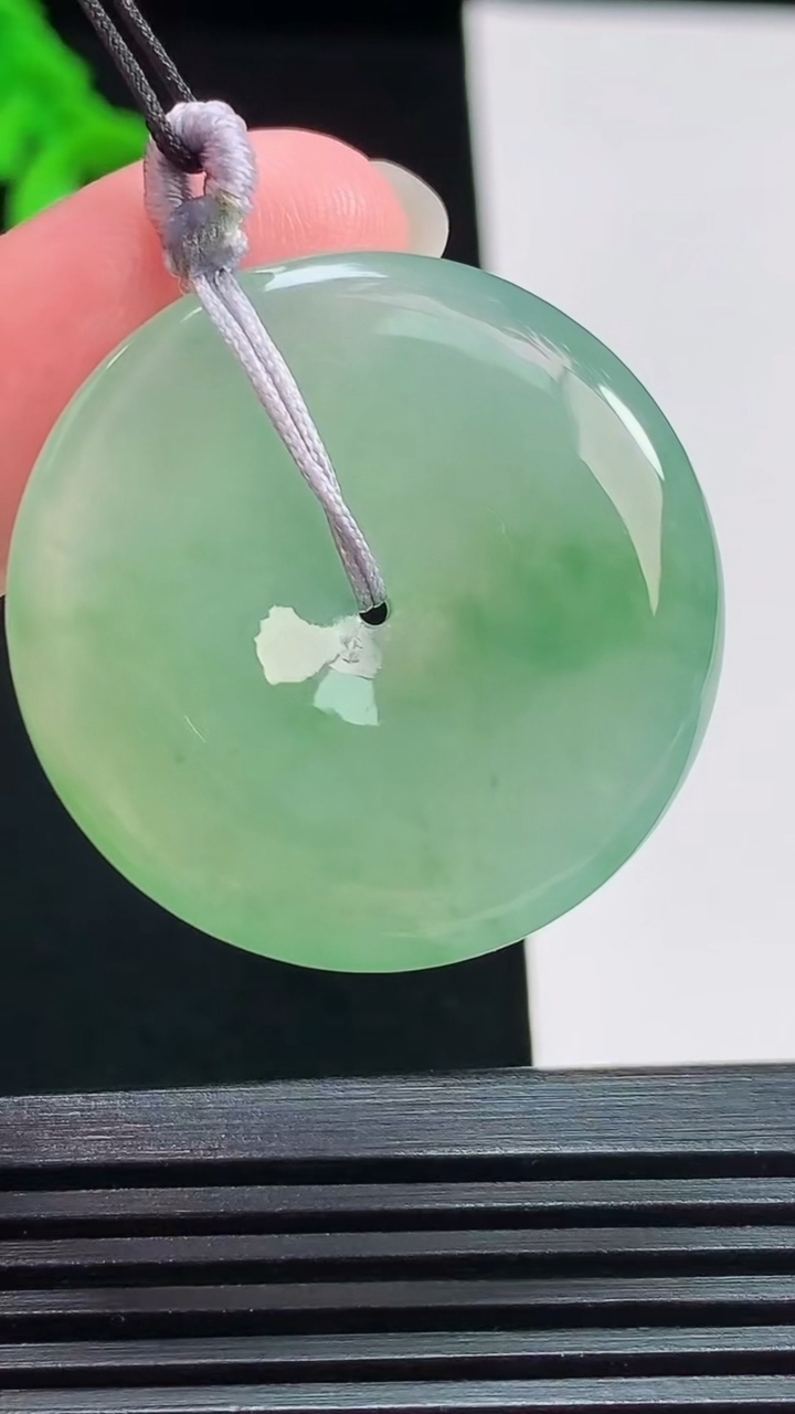 天然A货翡翠平安扣吊坠，尺寸32-6 重量:13.49g
8月3日