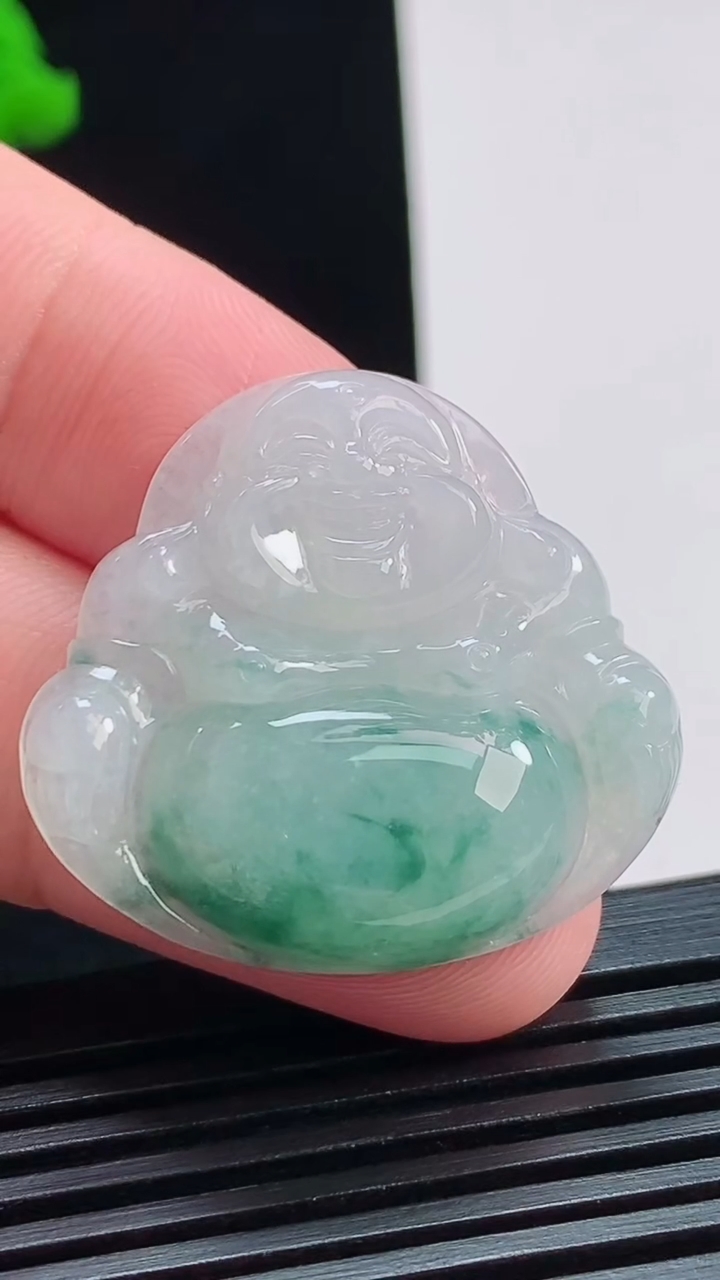 天然A货翡翠飘花佛公吊坠，尺寸30-32-5.8 重量:8.12g
8月3日