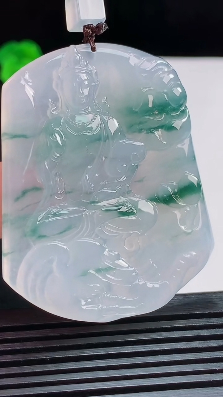 天然A货翡翠冰种飘花普贤菩萨吊坠，尺寸53-42.6-5.2，重量:28.55g
8月3日