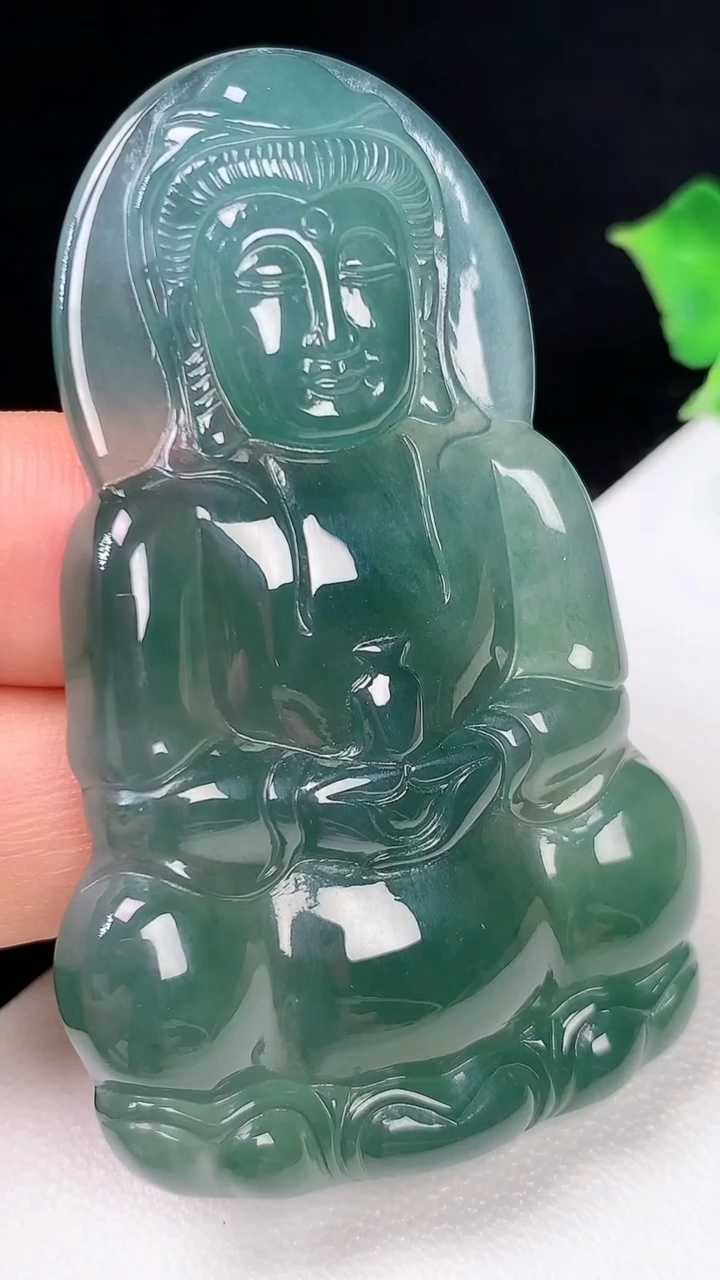 天然A货翡翠蓝水观音菩萨吊坠，尺寸56.8-34.8-5.2，重量:19.56g
8月3日
