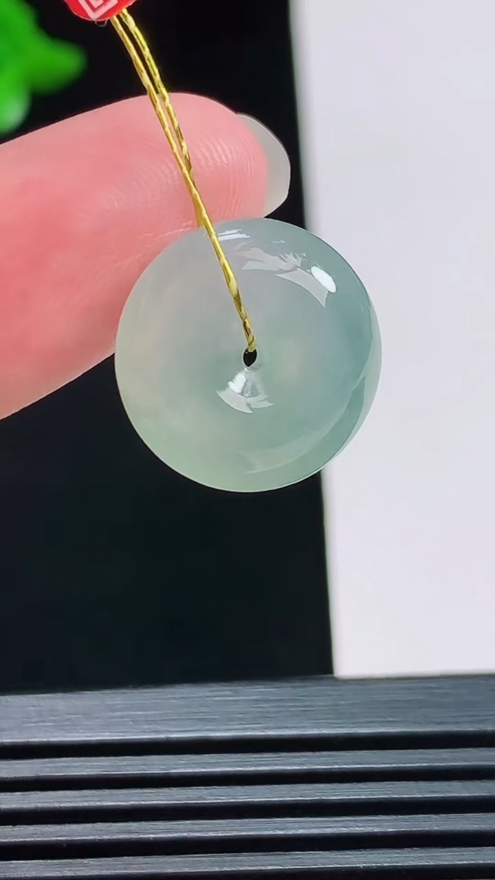 天然A货翡翠平安扣吊坠，尺寸16-5.8 重量:3.05g
8月3日
