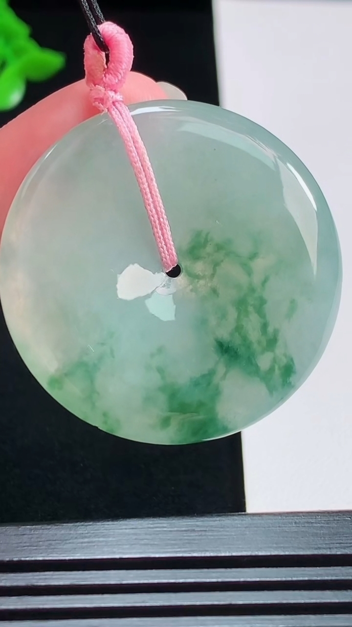 天然A货翡翠飘花平安扣吊坠，尺寸37-5.5 重量:17.25g
8月3日