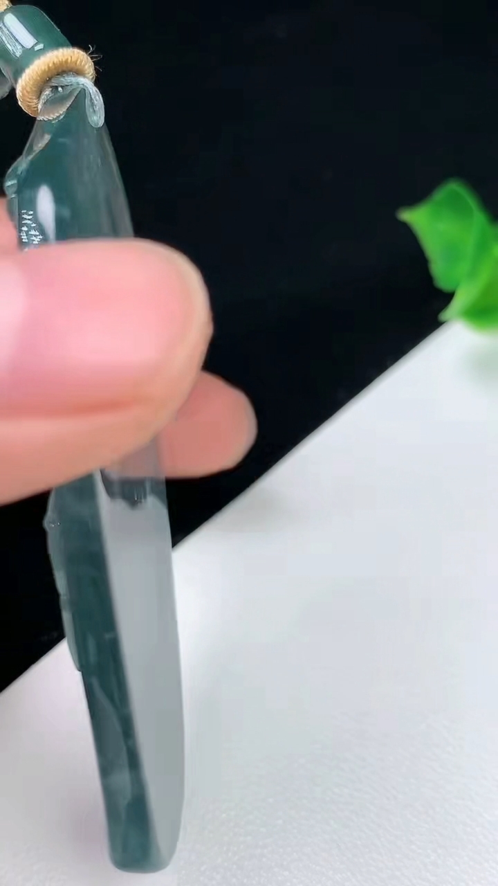 天然A货翡翠蓝水千手观音吊坠，尺寸60-32-5.5，重量:22.22g
8月3日
