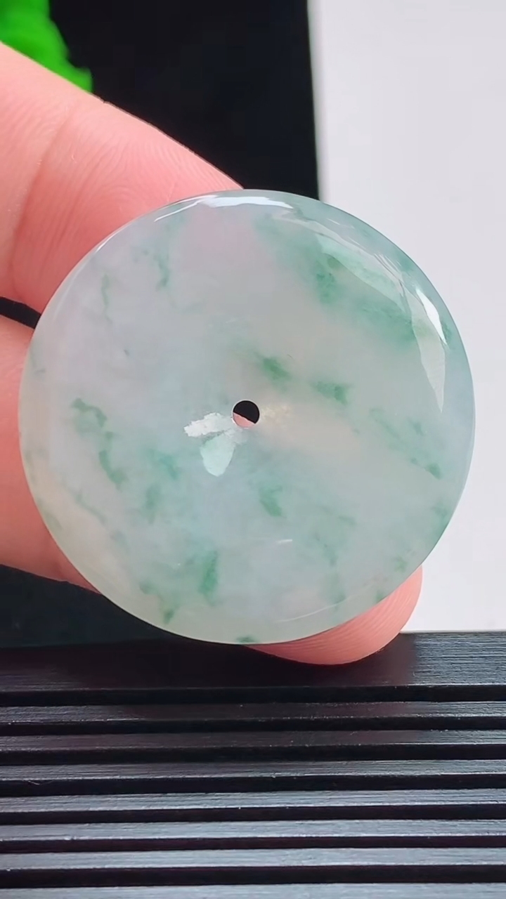 天然A货翡翠飘花平安扣吊坠，尺寸33-5 重量:12.10g
8月3日
