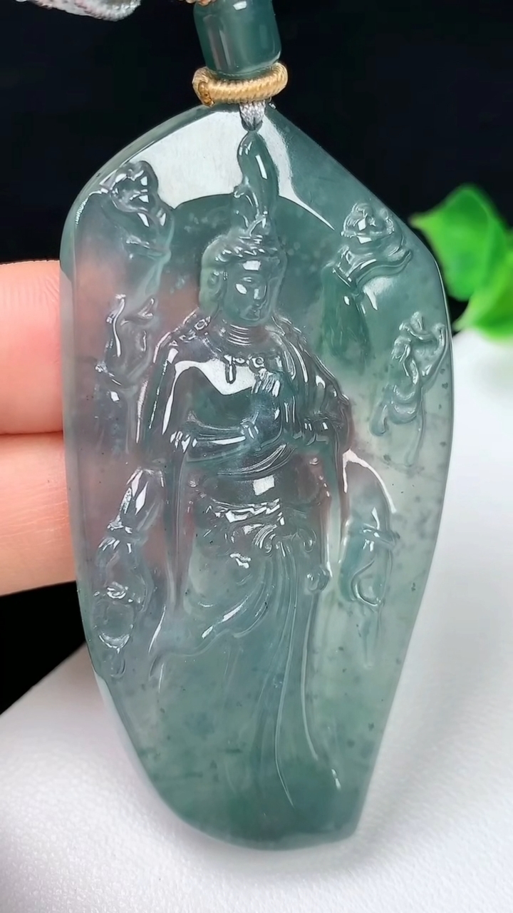 天然A货翡翠蓝水千手观音吊坠，尺寸60-32-5.5，重量:22.22g
8月3日