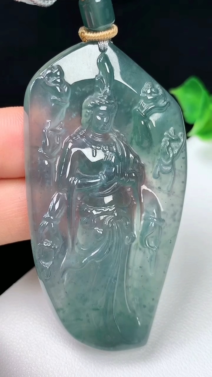 天然A货翡翠蓝水千手观音吊坠，尺寸60-32-5.5，重量:22.22g
8月3日