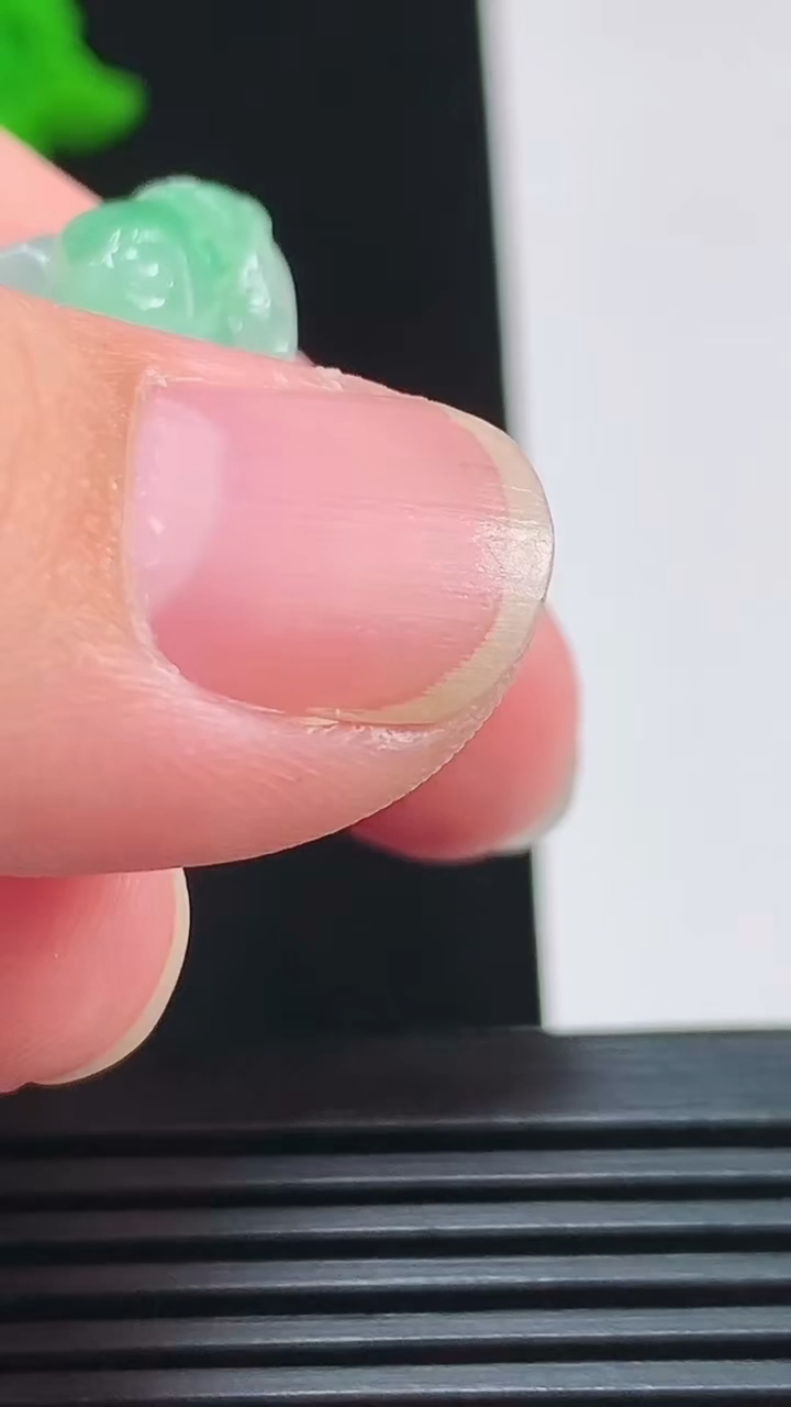 天然A货翡翠春带彩 紫罗兰福袋吊坠，尺寸32-20.5-11.3 重量:13.86g
8月3日