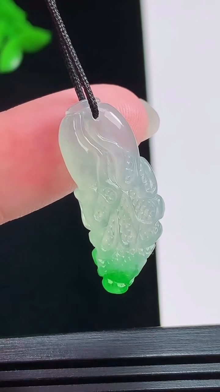 天然A货翡翠白菜吊坠，尺寸26-11-4 重量:2.42g
8月3日