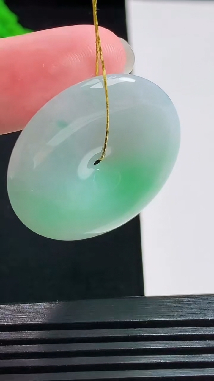 天然A货翡翠平安扣吊坠，尺寸32.6-5.2 重量:12.52g
8月3日
