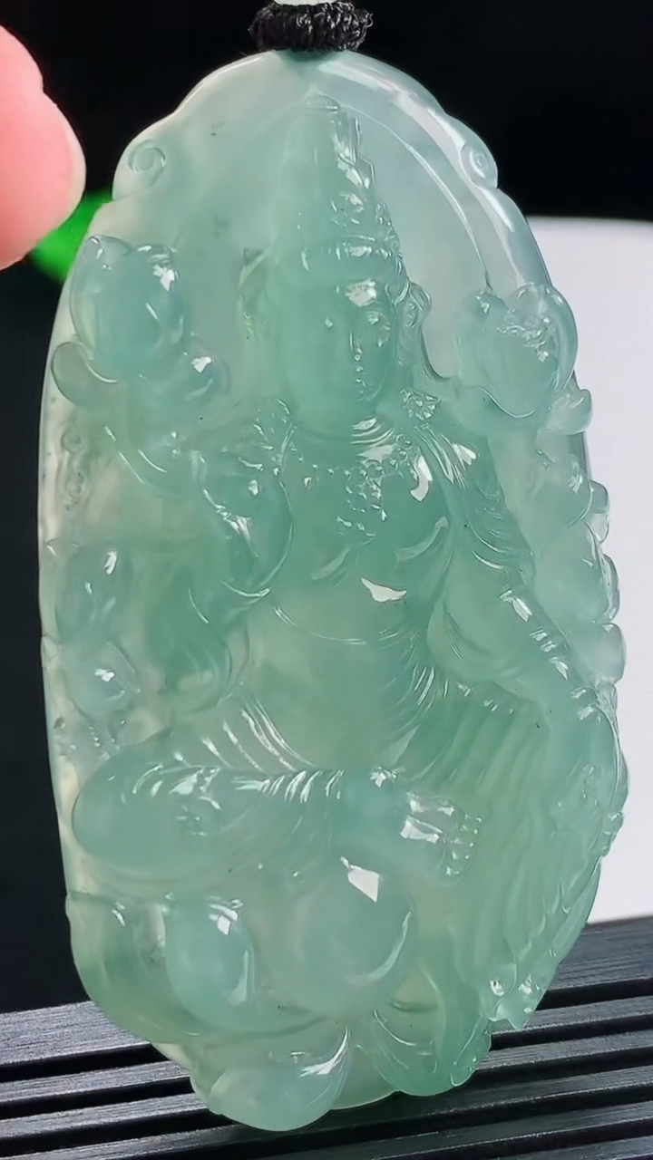 天然A货翡翠大势至菩萨吊坠，尺寸66-35-10.3 重量:47.83g
8月3日