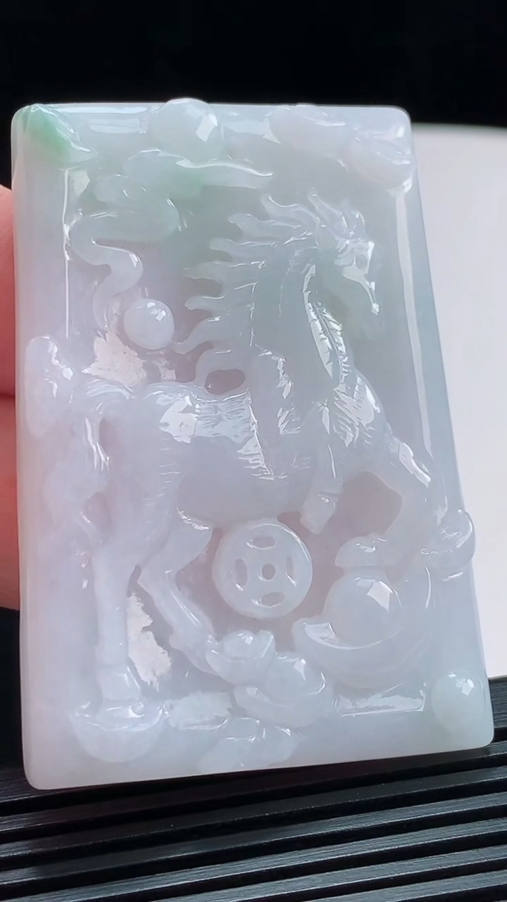 天然A货翡翠生肖马牌吊坠，尺寸58-40-6.5 重量:36.88g
8月3日