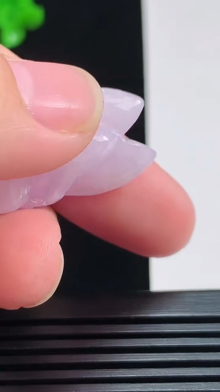天然A货翡翠紫罗兰一鸣惊人吊坠，尺寸30-16-9 重量:8.20g
8月3日