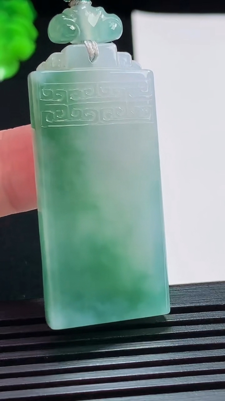 天然A货翡翠冰种飘花仿古无事牌吊坠，尺寸46-21-6 重量:22.13g
8月3日