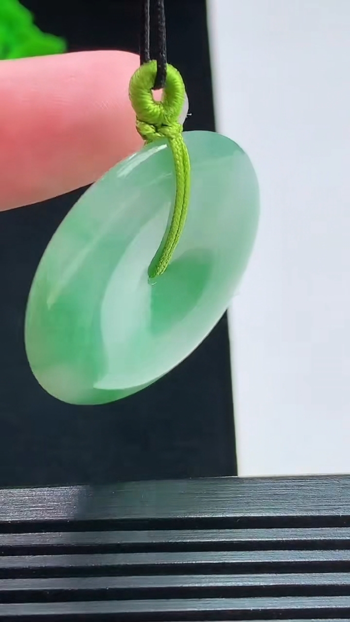 天然A货翡翠平安扣吊坠，尺寸33-5 重量:11.80g
8月3日