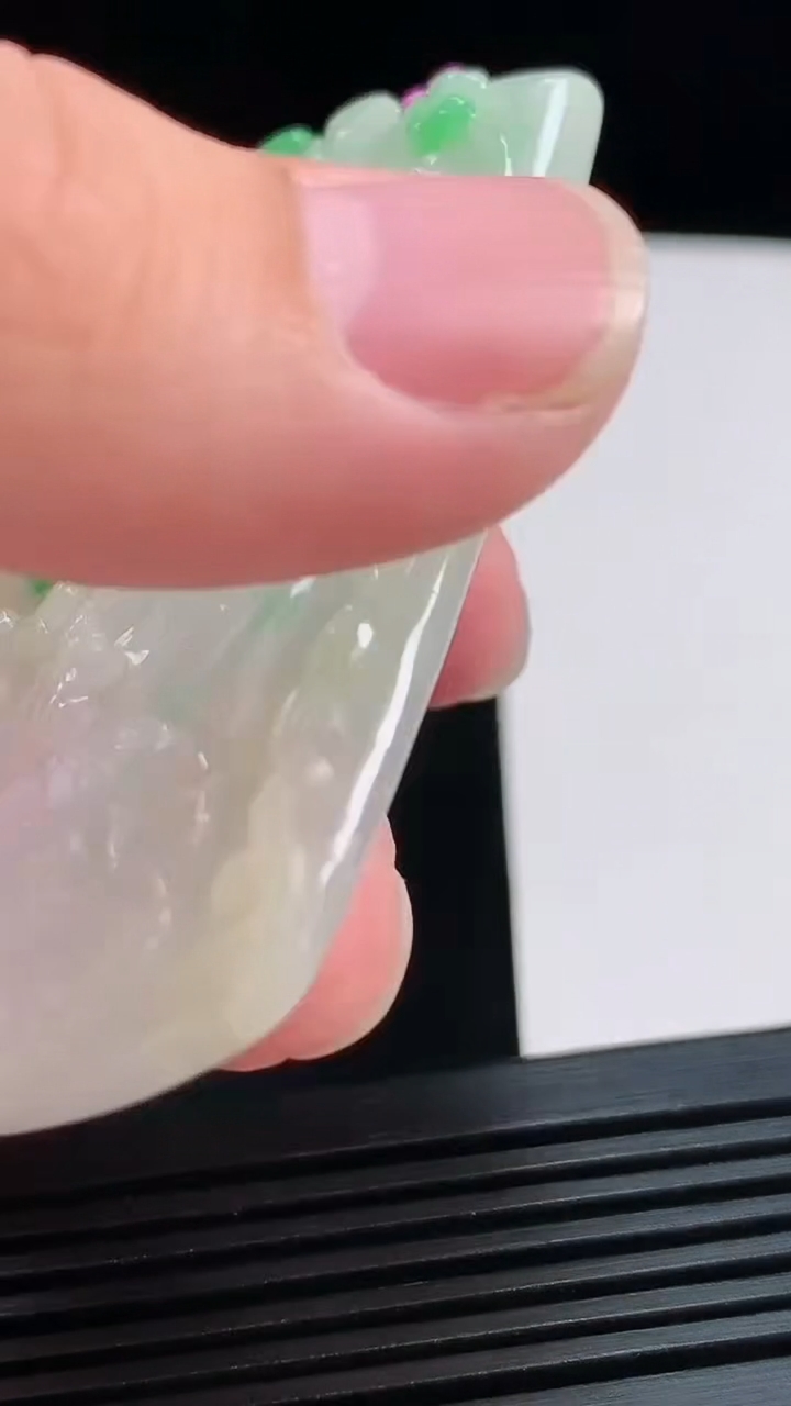 天然A货翡翠观音菩萨吊坠，尺寸67-38-5.6 重量:34.78g
8月3日