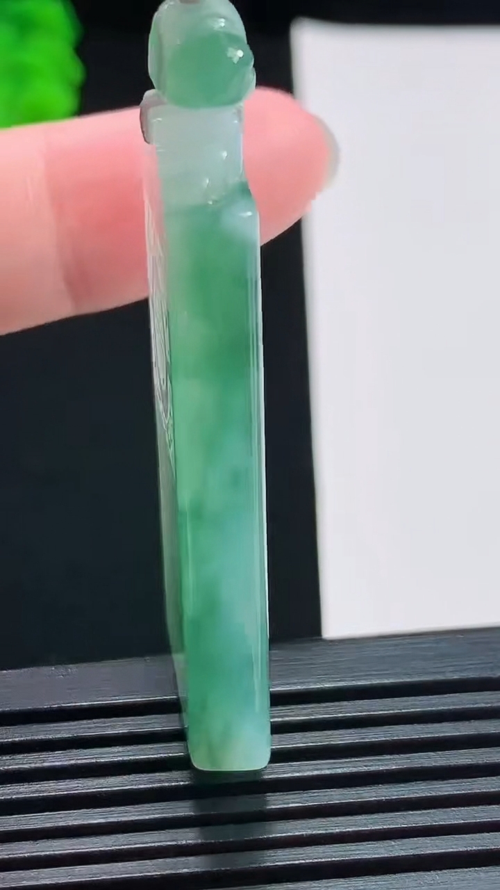 天然A货翡翠冰种飘花仿古无事牌吊坠，尺寸46-21-6 重量:22.13g
8月3日