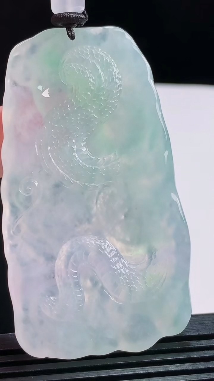 天然A货翡翠龙牌吊坠，尺寸65.6-37-6 重量:37.76g
8月3日