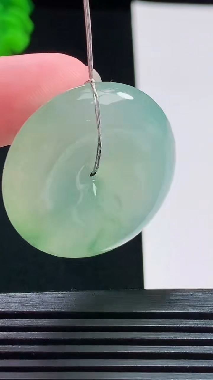 天然A货翡翠平安扣吊坠，尺寸31-7 重量:14.00g
8月3日