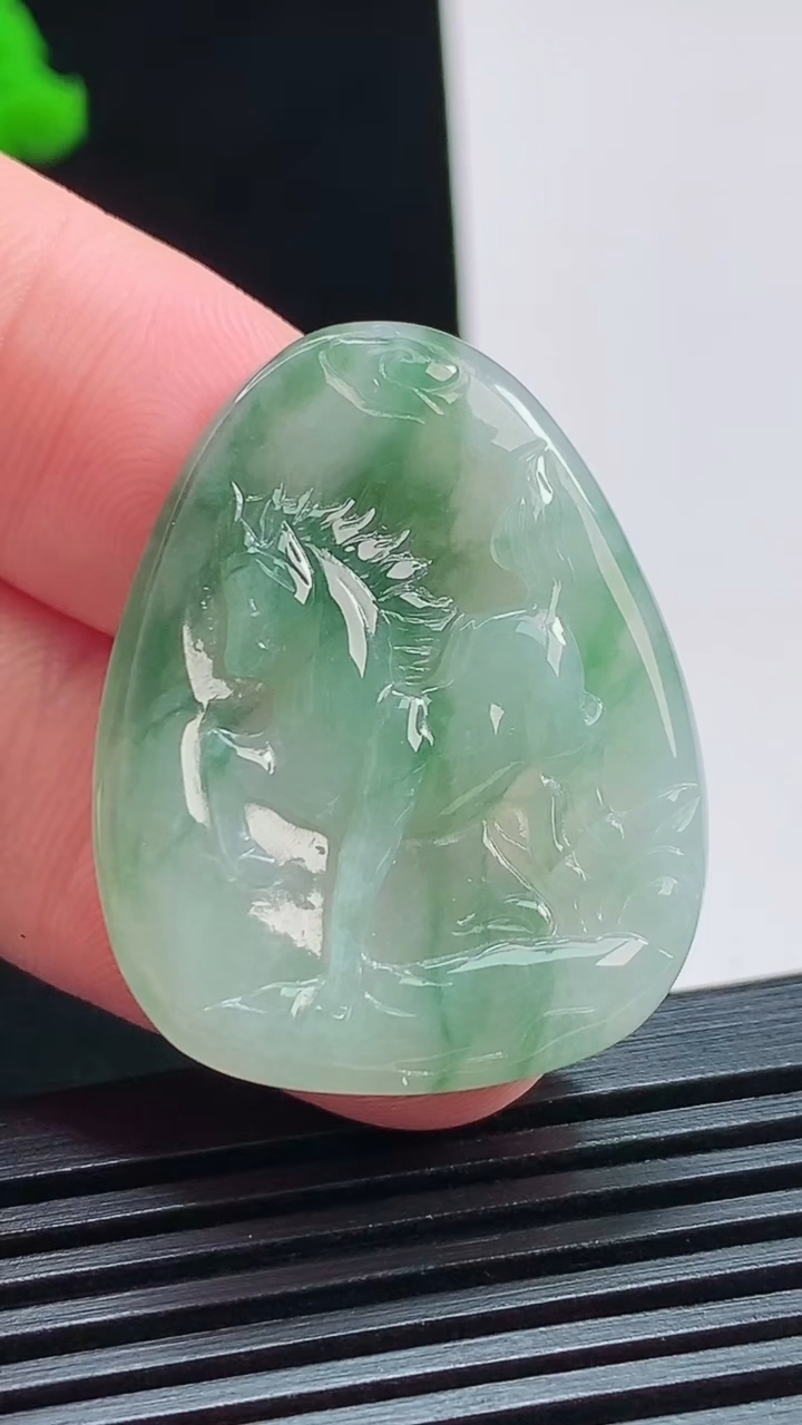 天然A货翡翠飘花生肖马牌吊坠，尺寸34-27-4 重量:7.36g
8月3日