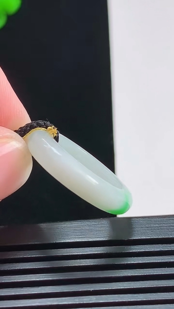 天然A货翡翠玉指环 戒指，尺寸17-4.6-3.5 重量:3.44g2026年8月3日
工厂直销收藏佳品,种好水足，色泽均匀，有种有色，上手高大气！
