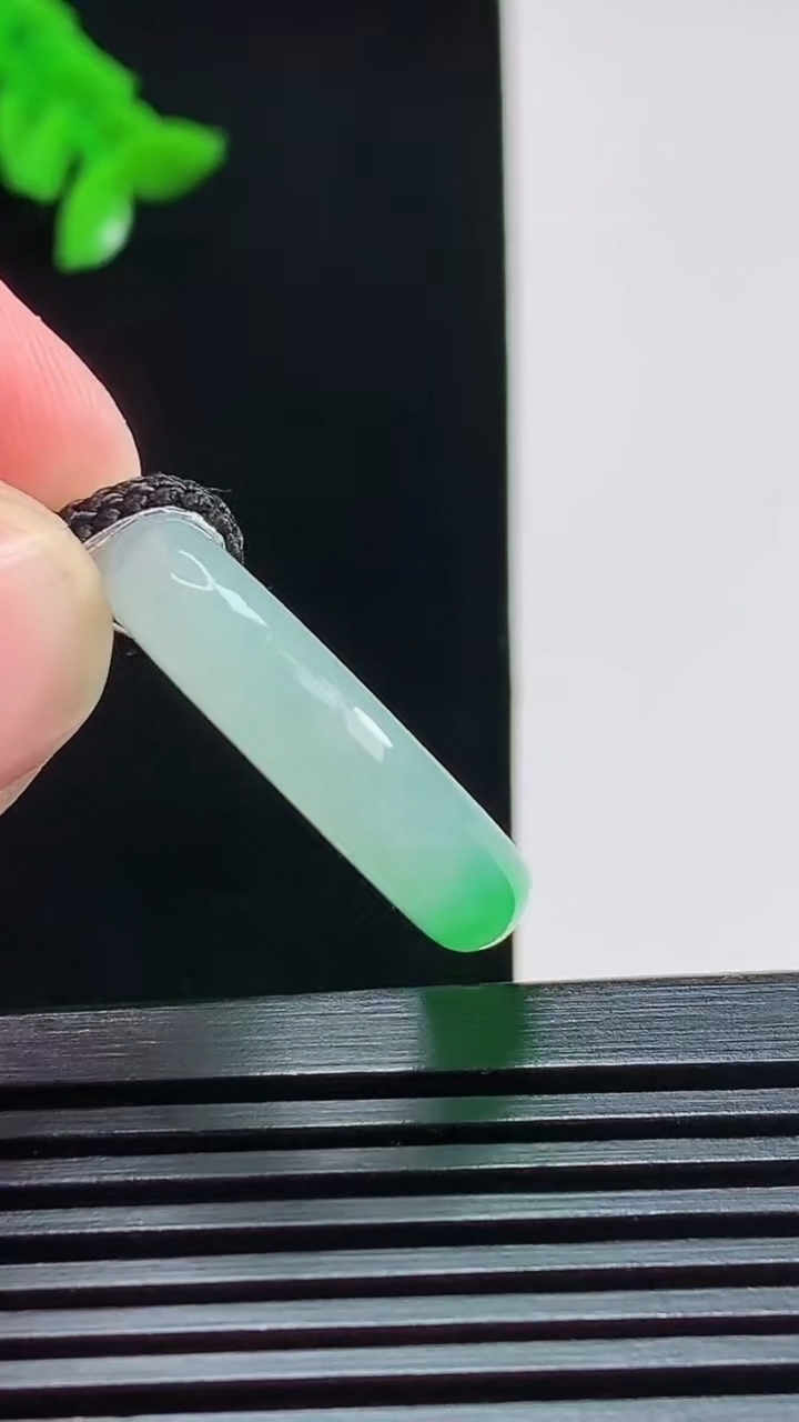 天然A货翡翠玉指环 戒指，尺寸17.2-5.2-4.5 重量:4.70g2026年8月3日
工厂直销收藏佳品,种好水足，色泽均匀，有种有色，上手高大气！