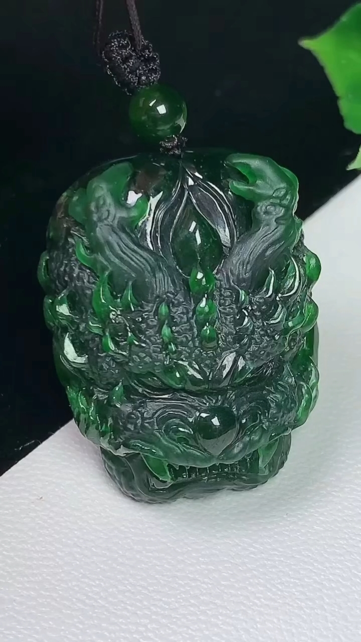 天然A货翡翠龙牌吊坠，尺寸29.7-23.6-10.3，重量:13.74g
8月3日