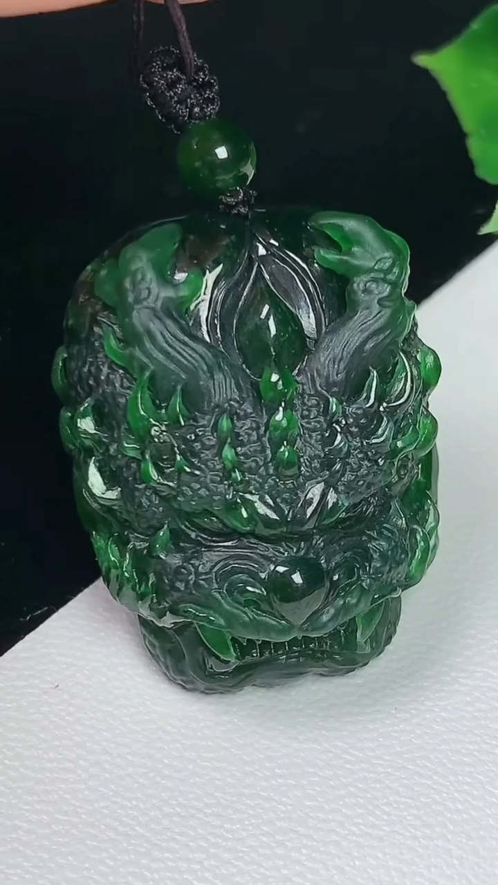 天然A货翡翠龙牌吊坠，尺寸29.7-23.6-10.3，重量:13.74g
8月3日