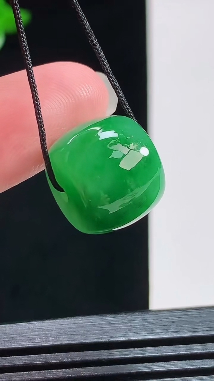 天然A货翡翠路路通吊坠，尺寸12-14.6 重量:6.00g
8月3日