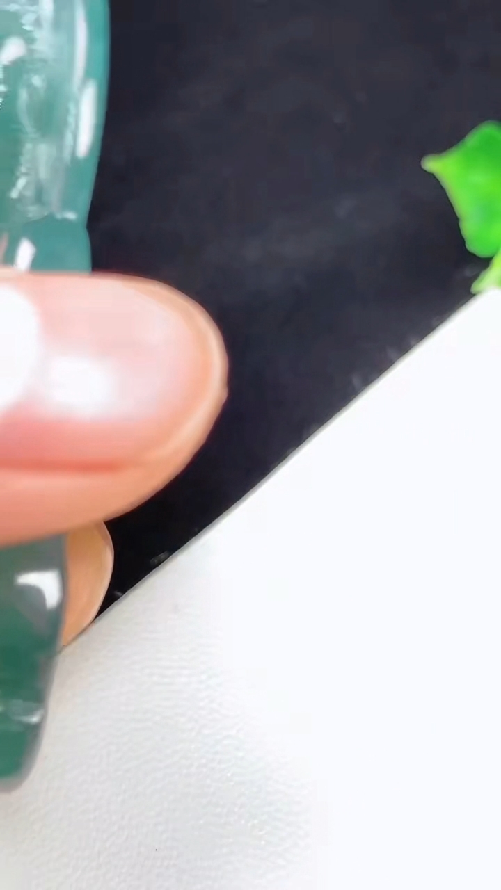 天然A货翡翠蓝水观音菩萨吊坠，尺寸56.8-34.8-5.2，重量:19.56g
8月3日