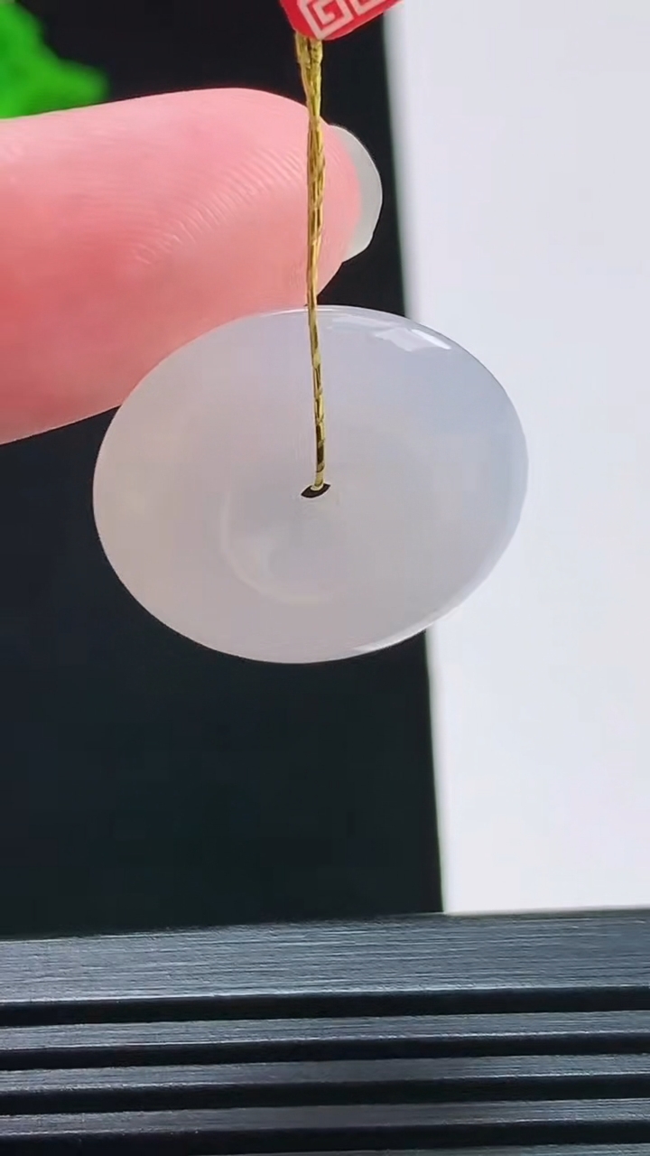 天然A货翡翠平安扣吊坠，尺寸21-5.2 重量:5.00g
8月3日