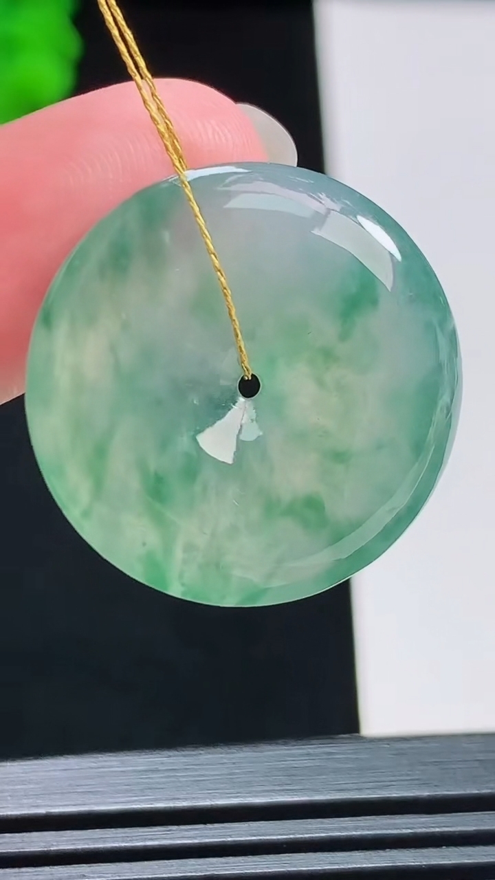 天然A货翡翠平安扣吊坠，尺寸25-5 重量:6.54g
8月3日