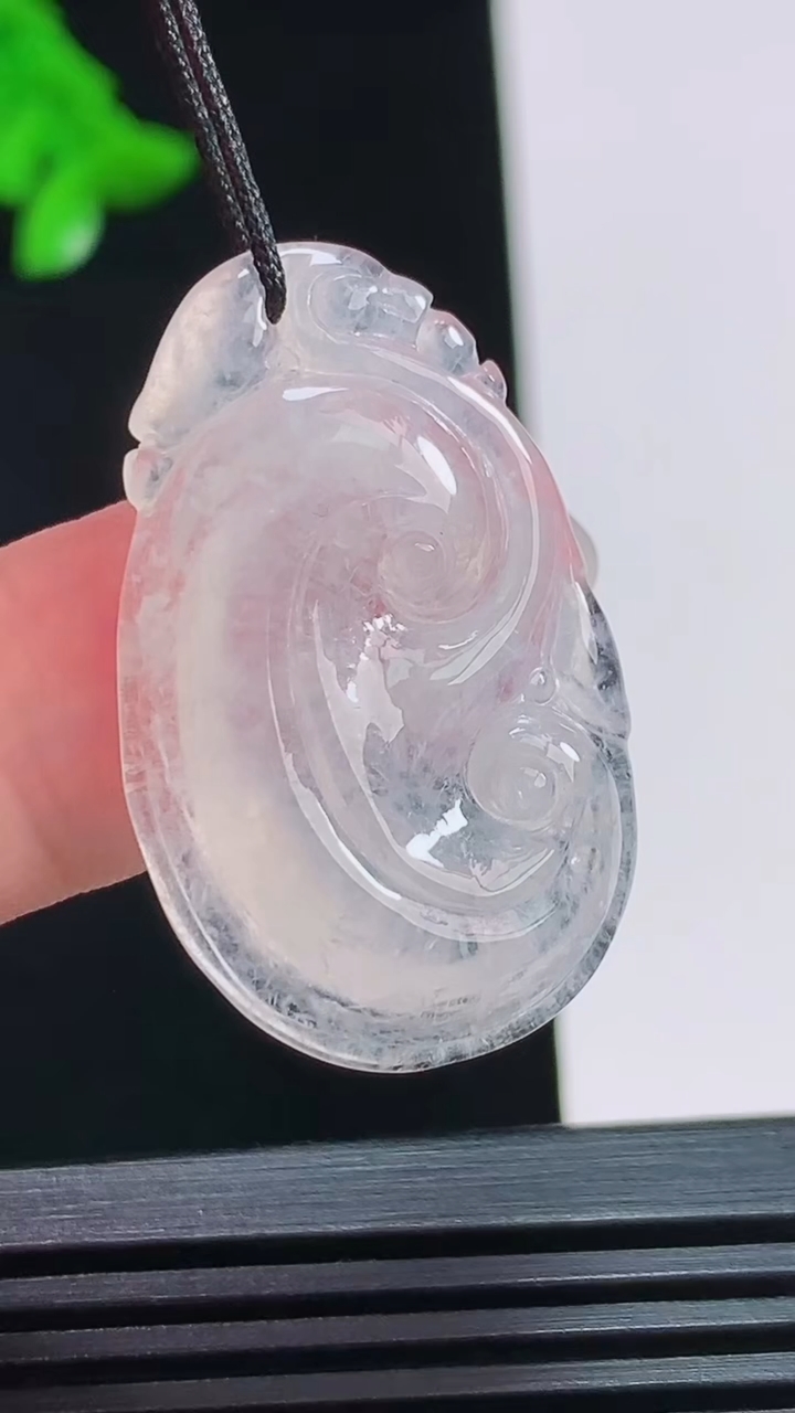 天然A货翡翠如意吊坠，尺寸33-20-5.5 重量:5.65g
8月3日