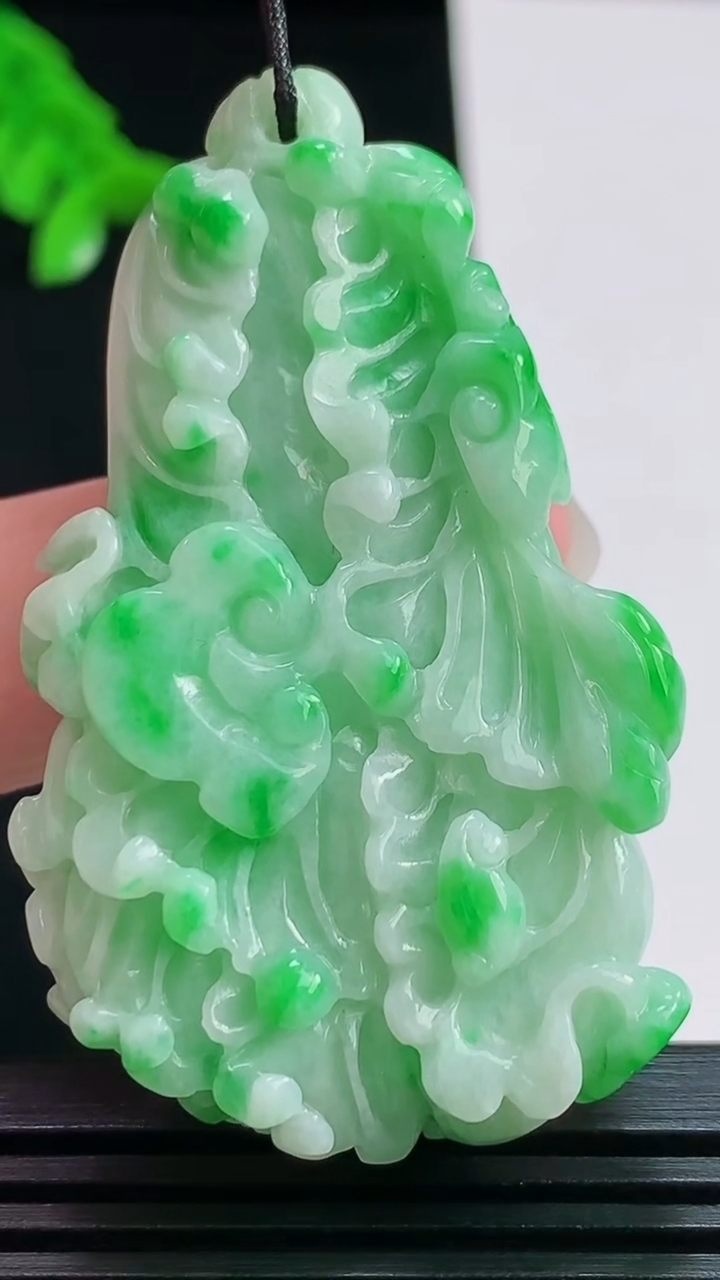 天然A货翡翠白菜吊坠，尺寸53-32-12.3 重量:30.87g
8月3日