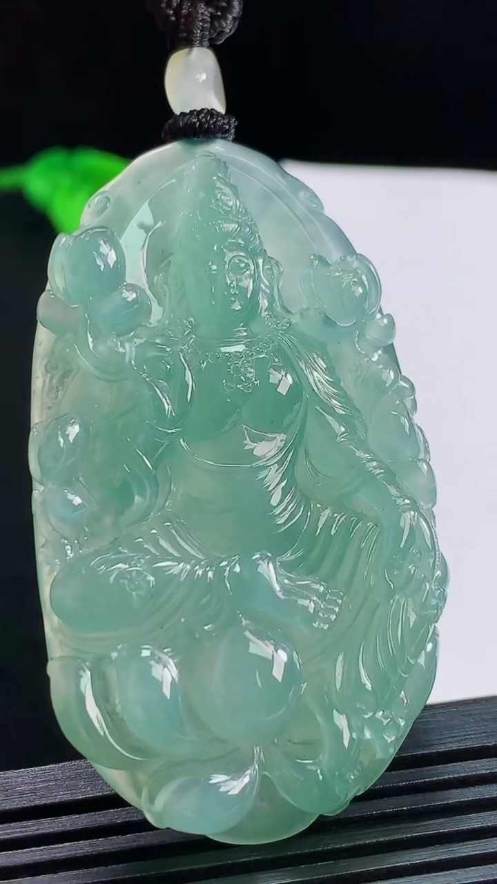 天然A货翡翠大势至菩萨吊坠，尺寸66-35-10.3 重量:47.83g
8月3日