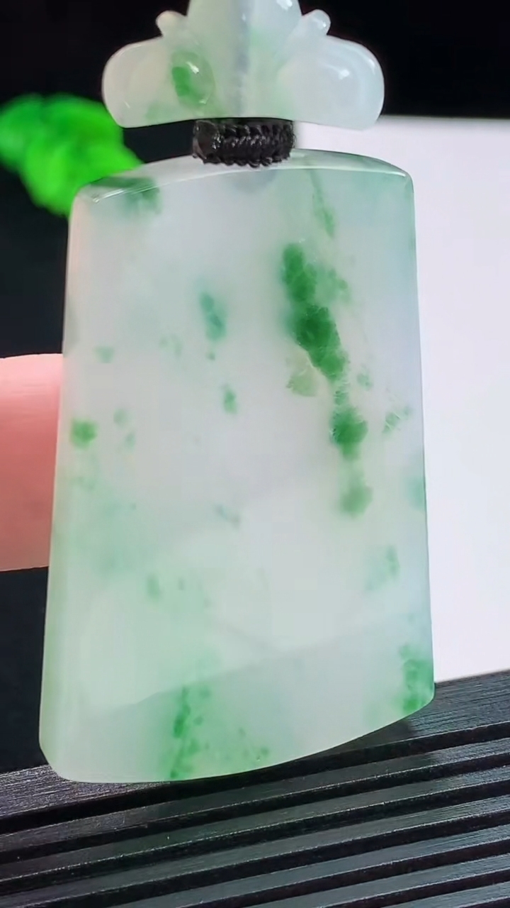 天然A货翡翠冰种飘花仿古无事牌吊坠，尺寸45.6-30-5.5 重量:26.15g
8月3日