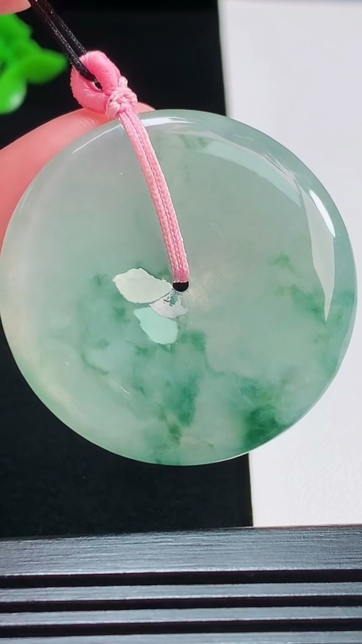 天然A货翡翠飘花平安扣吊坠，尺寸37-5.5 重量:17.25g
8月3日