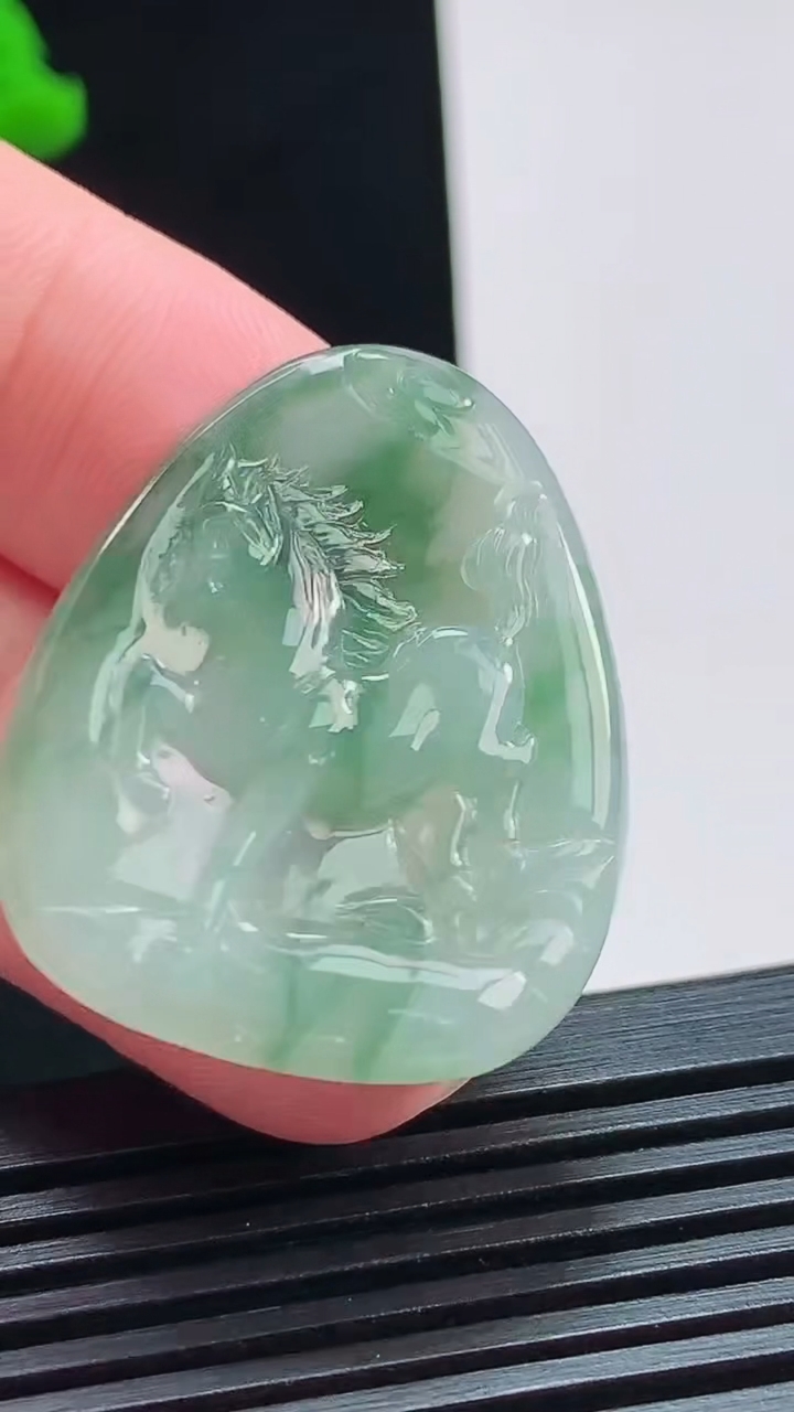 天然A货翡翠飘花生肖马牌吊坠，尺寸34-27-4 重量:7.36g
8月3日