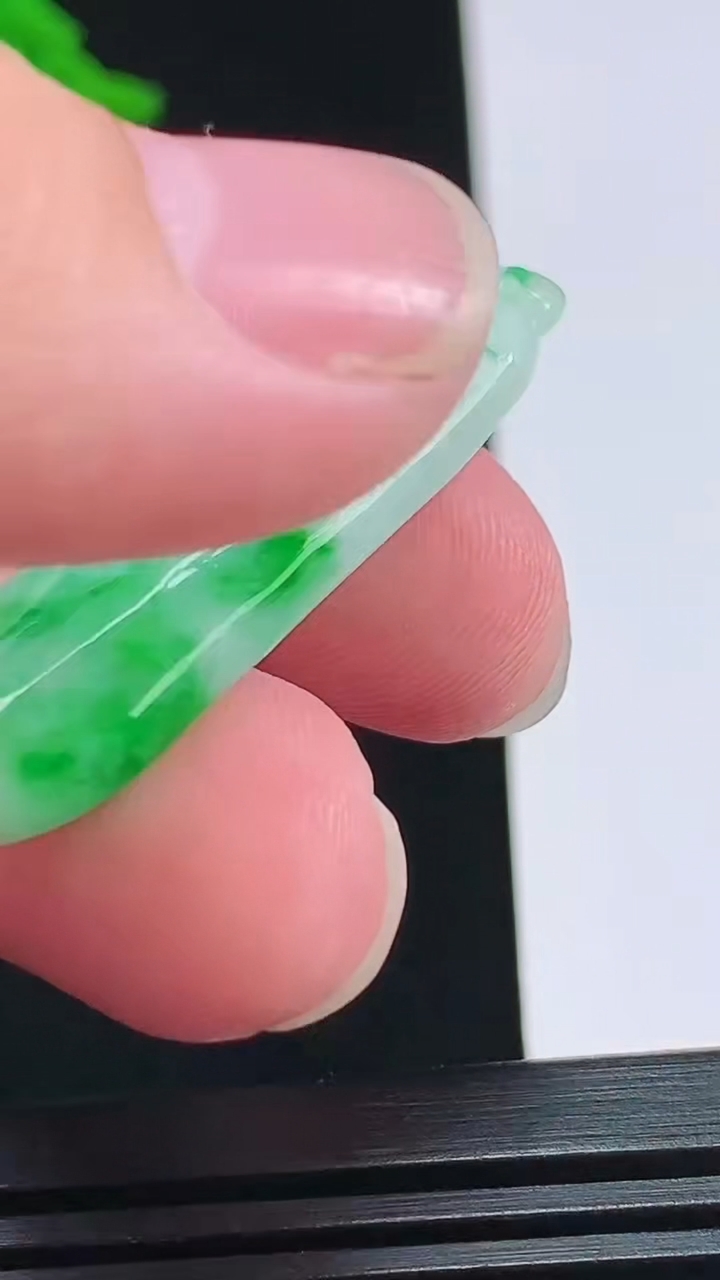 天然A货翡翠福瓜吊坠，尺寸39.5-12-5.2 重量:5.40g
8月3日