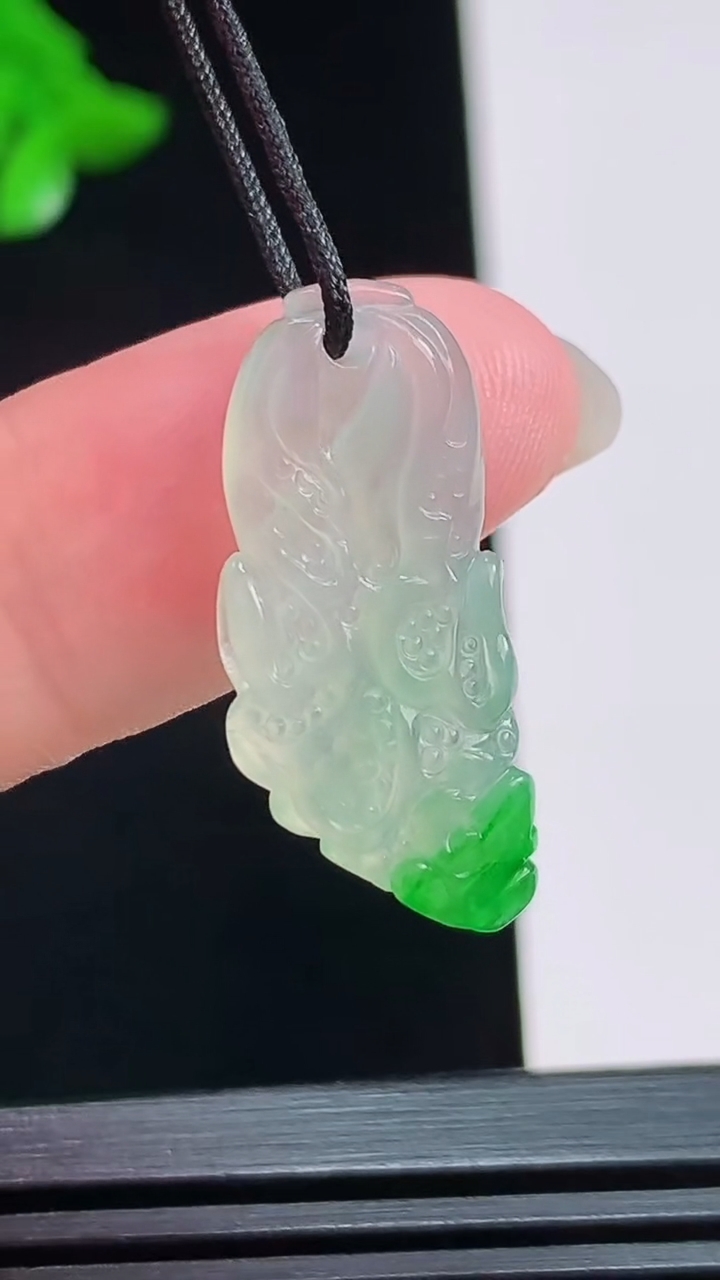 天然A货翡翠白菜吊坠，尺寸26-11-4 重量:2.42g
8月3日