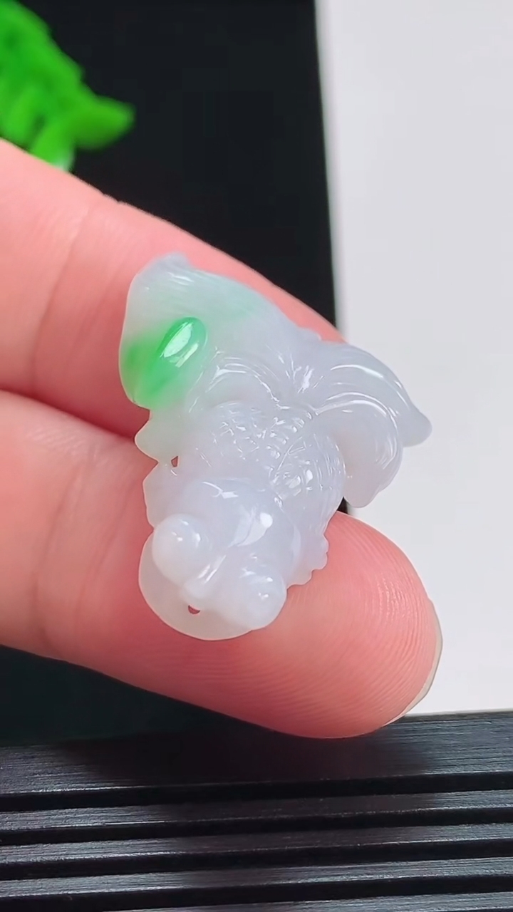 天然A货翡翠年年有余吊坠，尺寸30-23-7.8 重量:6.67g
8月3日
