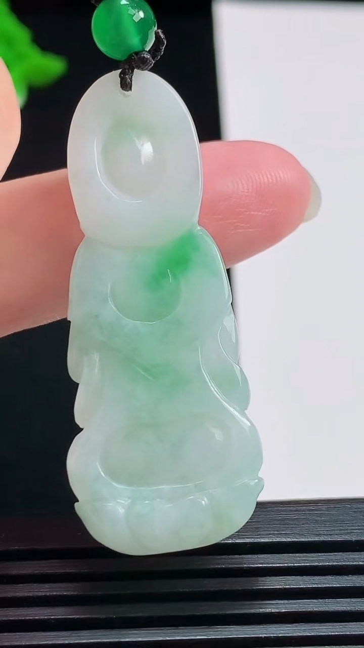 天然A货翡翠度母菩萨吊坠，尺寸46.5-18.5-7 重量:10.99g
8月3日