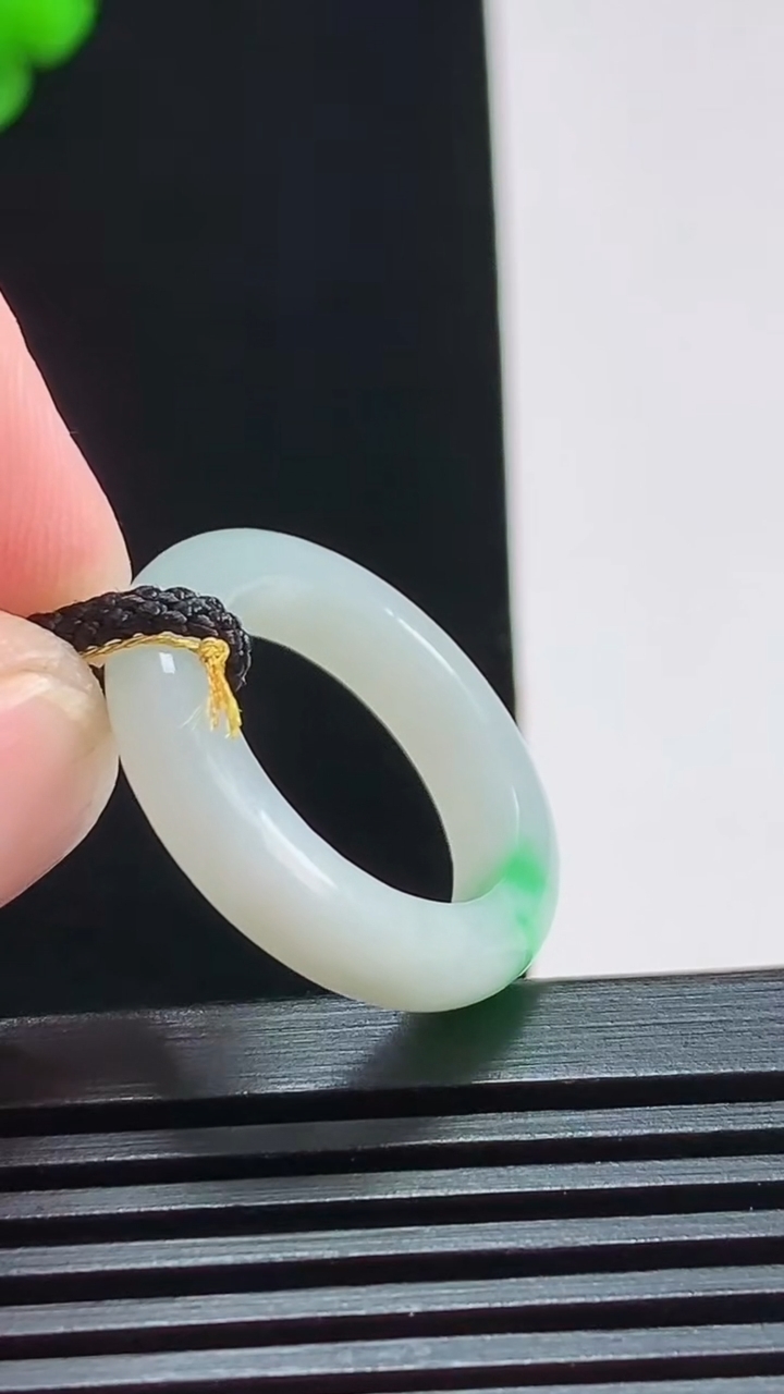 天然A货翡翠玉指环 戒指，尺寸17-4.6-3.5 重量:3.44g2026年8月3日
工厂直销收藏佳品,种好水足，色泽均匀，有种有色，上手高大气！