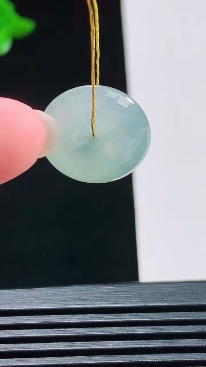 天然A货翡翠平安扣吊坠，尺寸16-5.8 重量:3.05g
8月3日