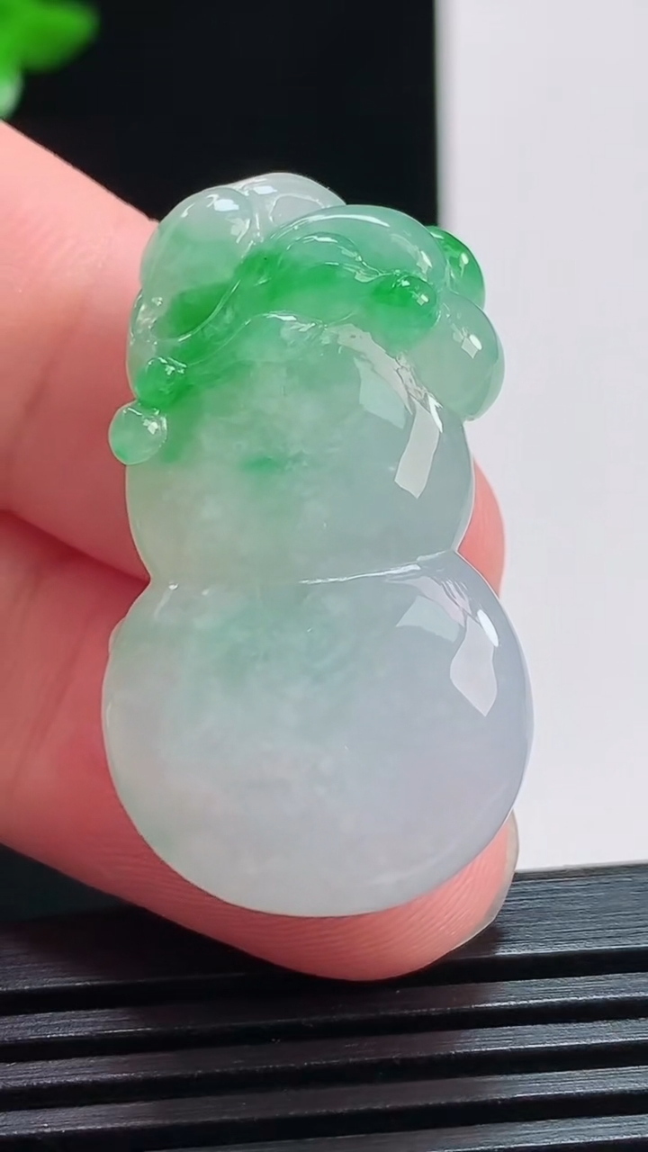 天然A货翡翠葫芦吊坠，尺寸35-20-8.8 重量:11.55g
8月3日