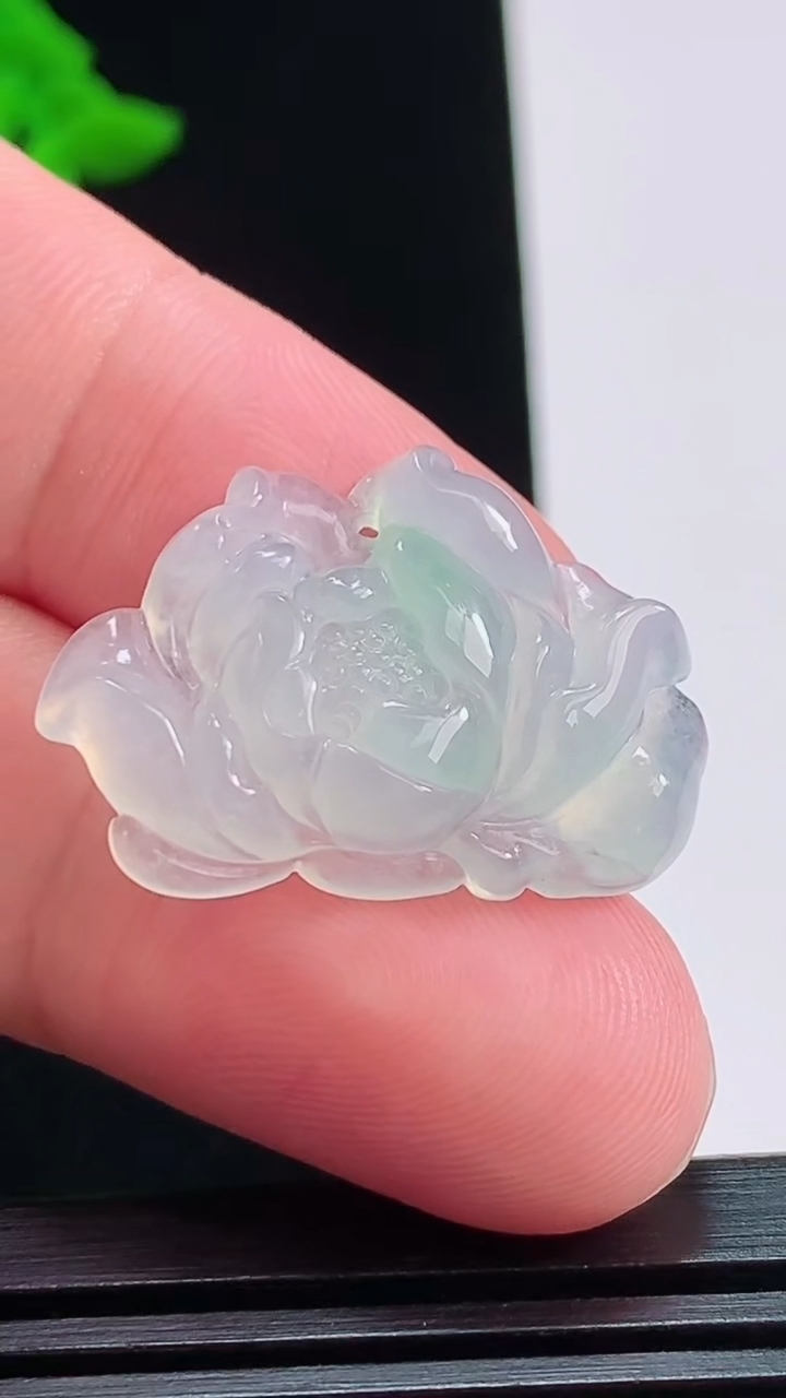 天然A货翡翠莲花吊坠，尺寸19.5-28-5 重量:4.16g
8月3日