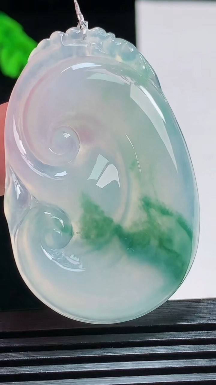 天然A货翡翠冰种飘花如意吊坠，尺寸48-32-4.8 重量:13.99g
8月3日